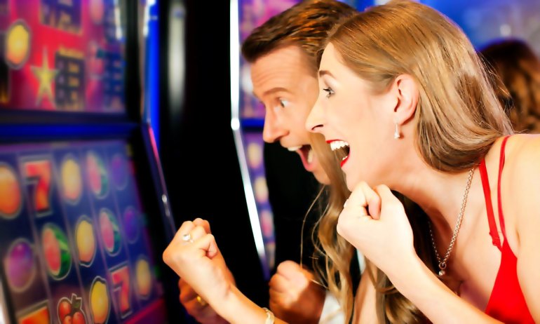 A lucky couple excited about pokies